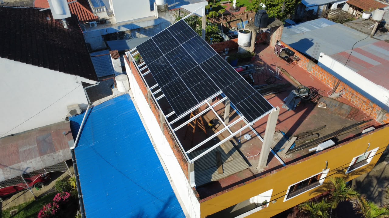 Vista aérea de la estructura elevada con paneles Trina Solar sobre la terraza en Formosa capital