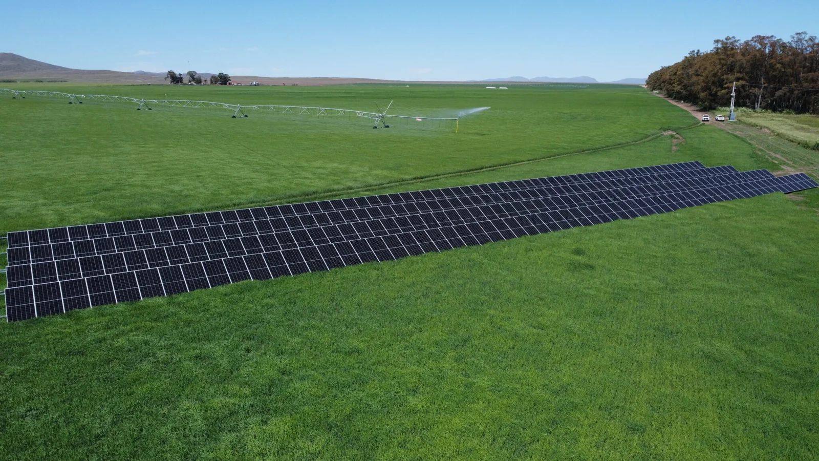 Vista aérea de un campo argentino con paneles solares al atardecer