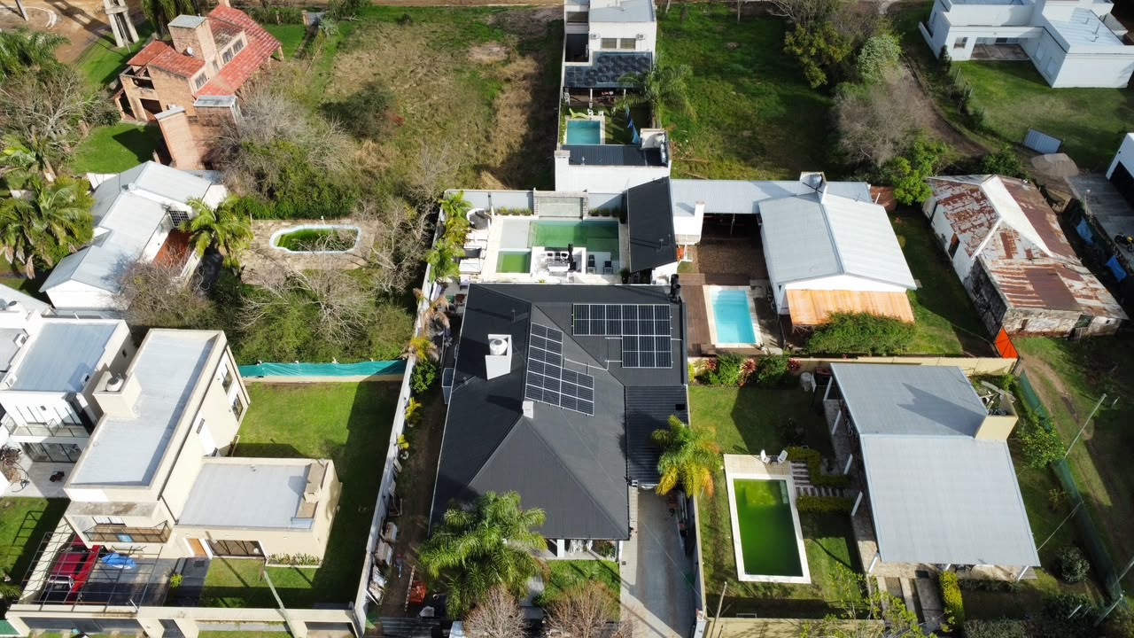 Vista aérea de una residencia en Concordia con paneles solares coplanares sobre techo de chapa