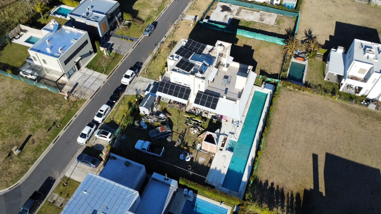 Energía Solar Integral en Tigre: Inyección a la Red y Agua Caliente por Heat Pipe