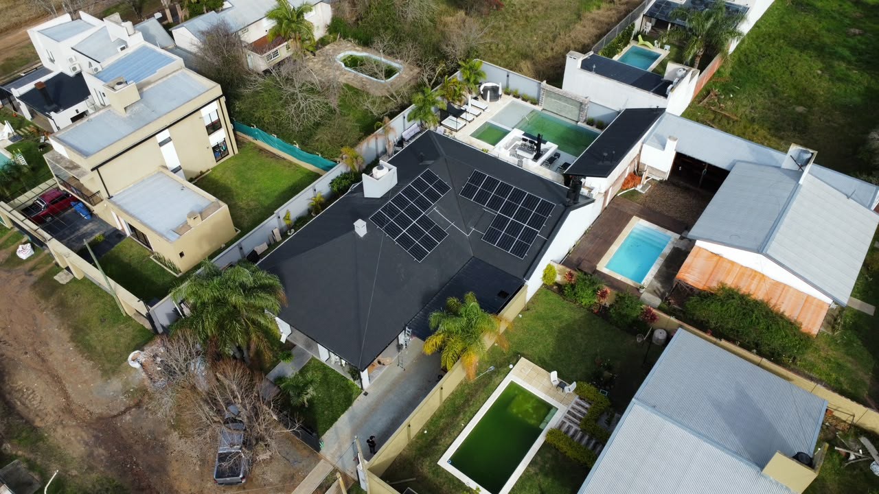 Vista aérea de una residencia en Concordia, Entre Ríos, con paneles solares instalados en el techo