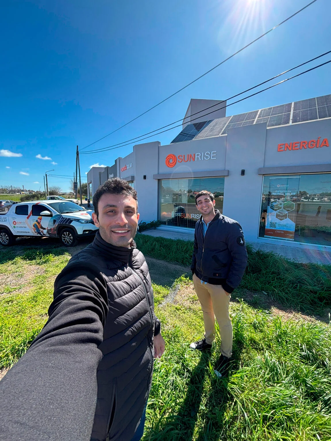 Lucas y Marcos, fundadores de Sunrise Energía Solar, frente a la sucursal