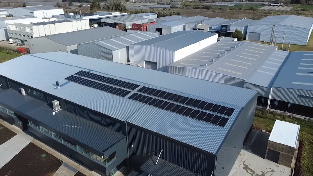Vista aérea del depósito industrial de MG Insumos en La Plata con paneles solares en el techo