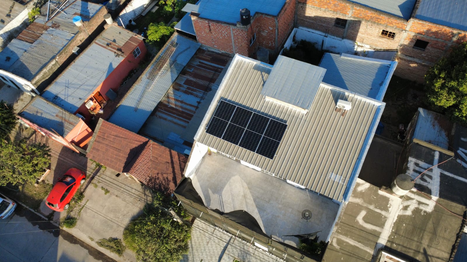 Vista aérea de paneles solares instalados en el techo de un centro de salud en Formosa