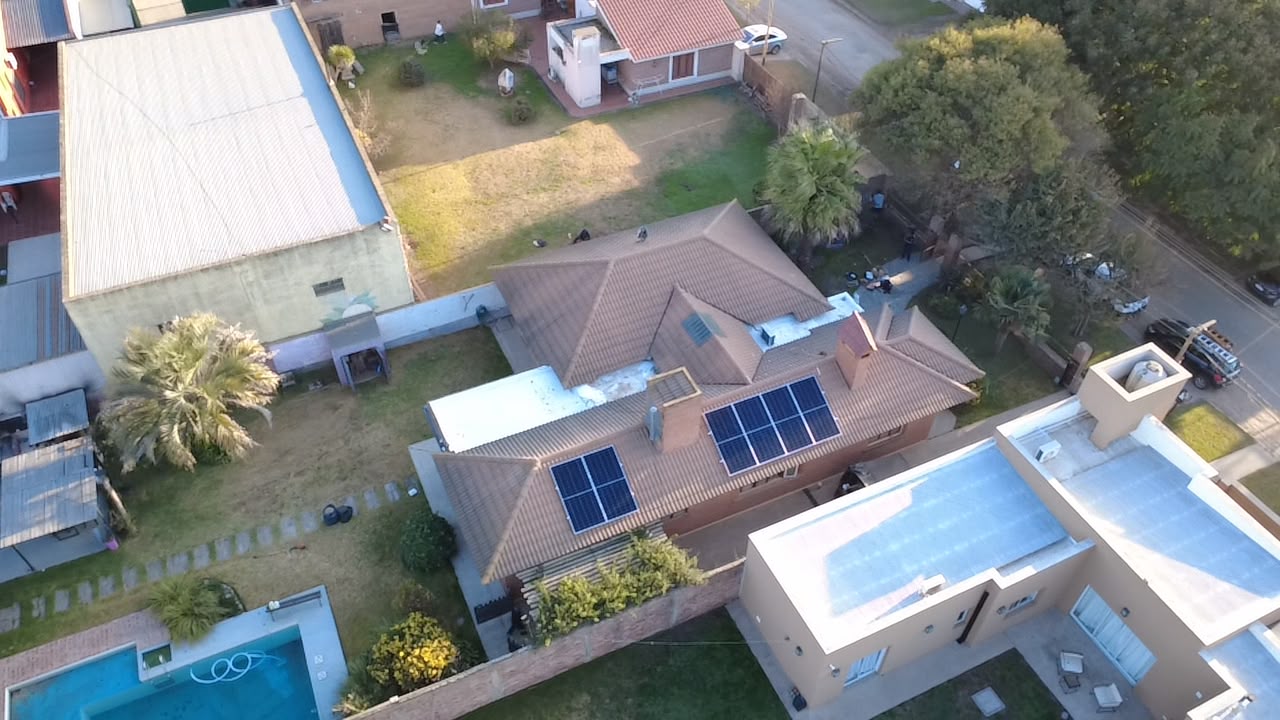 Vista aérea de una residencia en Chacabuco, Buenos Aires, con paneles solares instalados en el techo