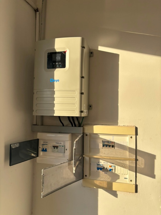 Inversor Deye off-grid de 6 kW instalado en una pared con tableros eléctricos asociados
