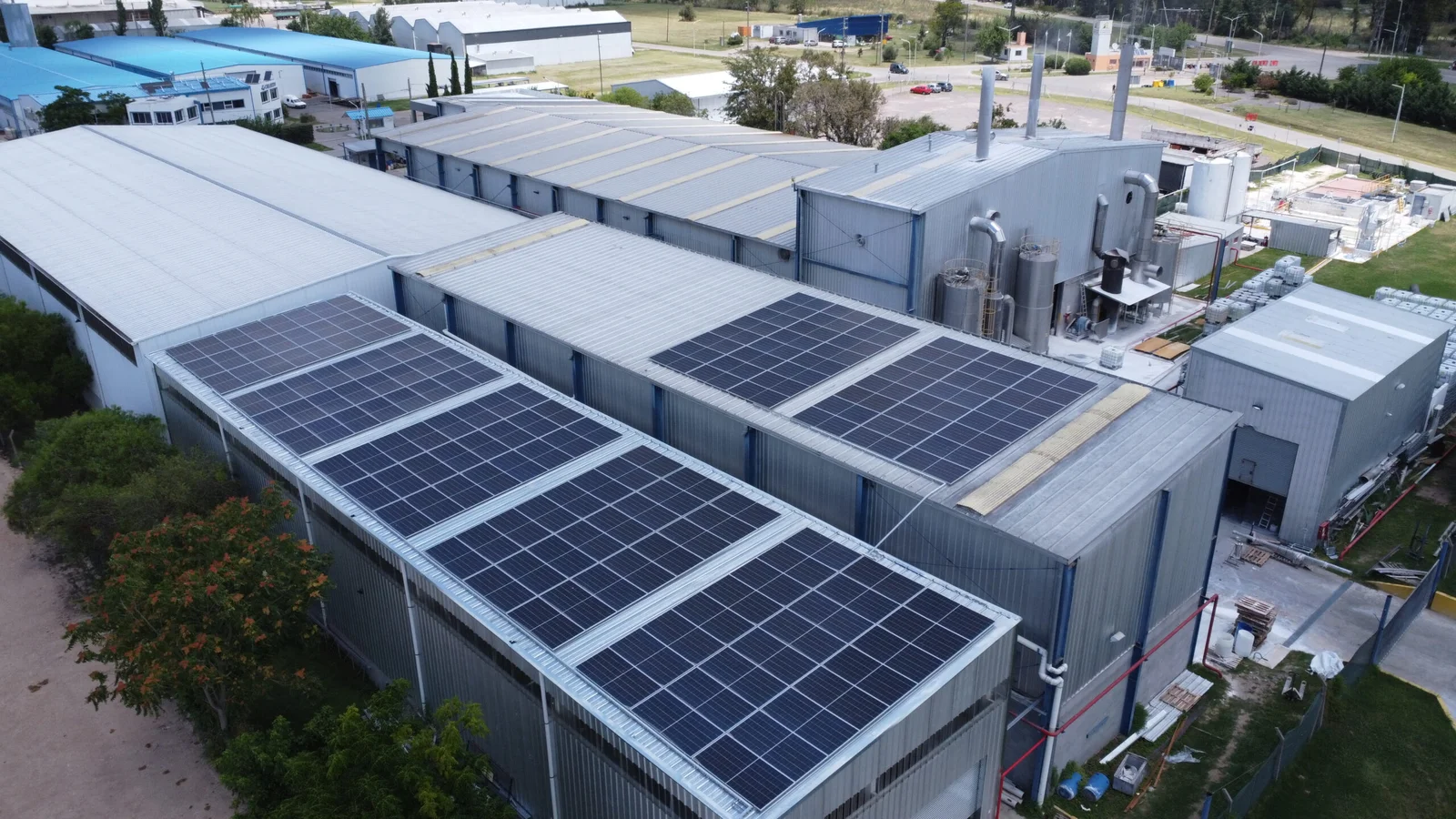 Vista aérea de una planta industrial con paneles solares en el techo