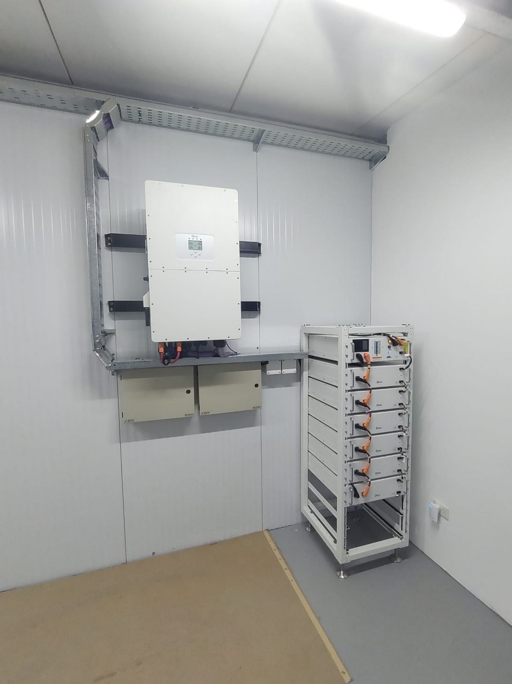 Inversor Deye híbrido de 50 kW y banco de baterías de alta tensión de 30,6 kWh en rack