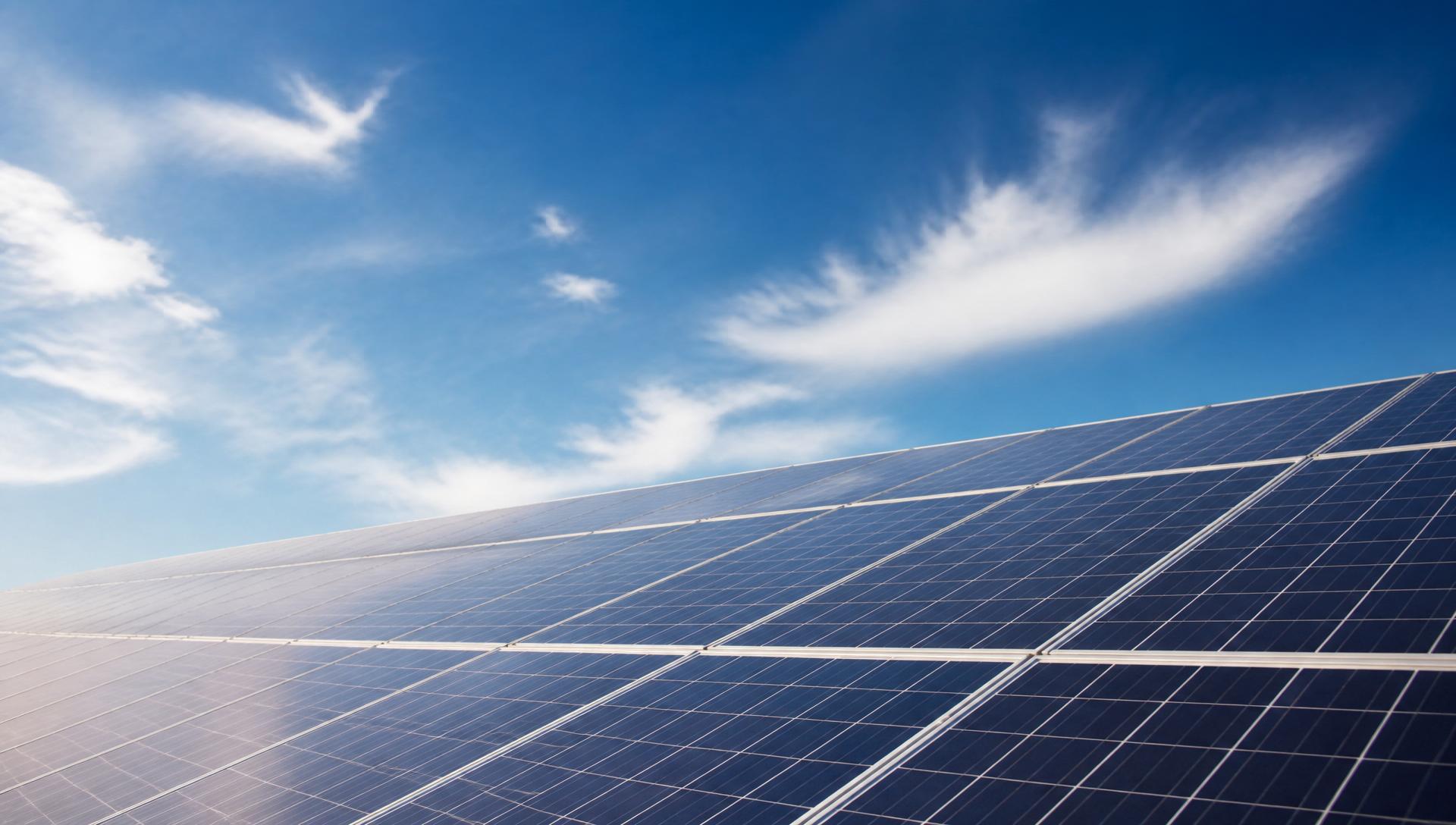 Paneles solares fotovoltaicos bajo cielo azul