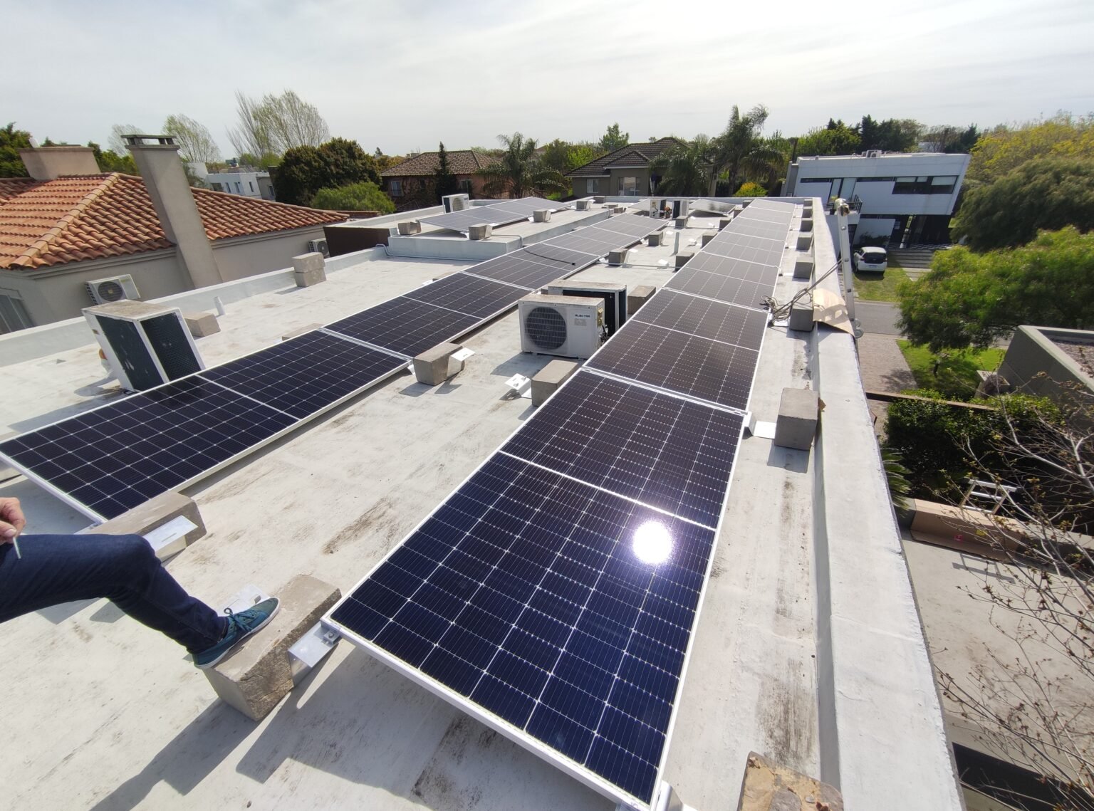 Instalación Sistema Híbrido Residencial (Ahorro) – Barrio Cerrado Santa Bárbara, Benavidez