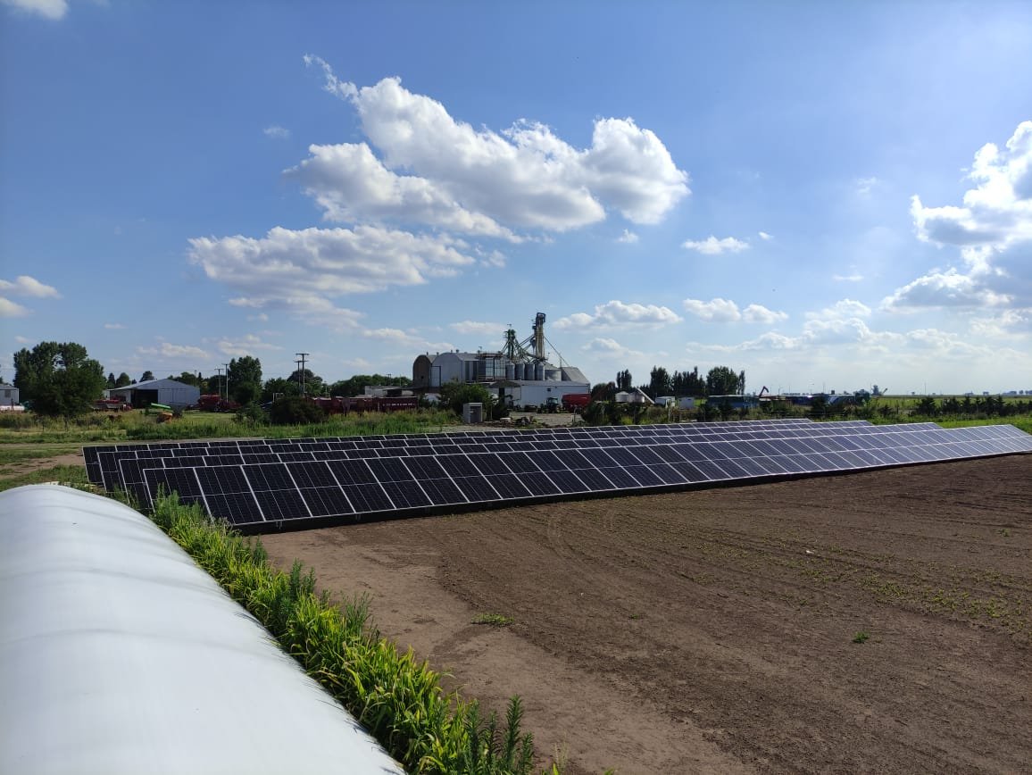Instalación de paneles solares en OLAGRO SA San Juan
