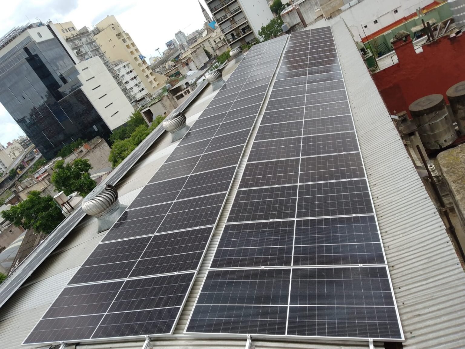 Instalación de paneles solares en colegio CABA