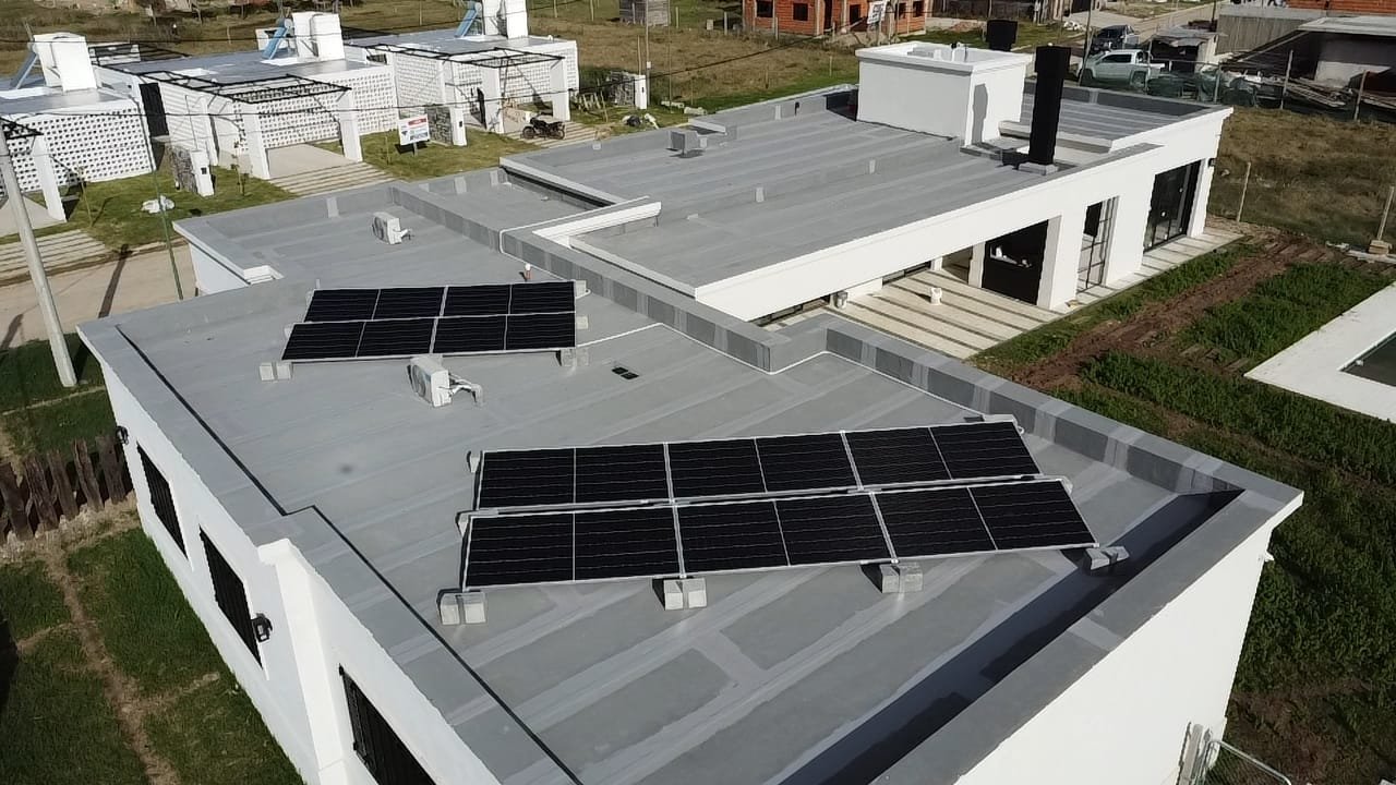 Paneles solares en casa de City Bell, La Plata, Buenos Aires